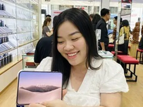 Dân TP.HCM đi 100km từ sáng sớm nhận iPhone Duo