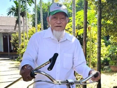 Cụ ông 100 tuổi ở Đà Nẵng vẫn đạp xe, tập thể dục, tự nấu ăn mỗi ngày