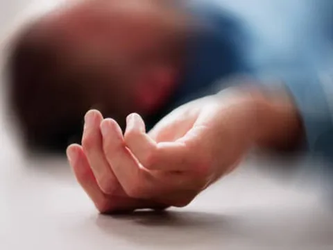 Người đàn ông 69 tuổi đột ngột tử vong khi đi tiểu đêm, bác sĩ chỉ thẳng 3 thói quen "cực độc"