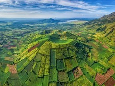 Việt Nam sở hữu ngọn núi lửa có tuổi đời hàng triệu năm, nằm ẩn mình giữa đại ngàn Tây Nguyên, mùa hoa dã quỳ nhuộm vàng triền núi, được quy hoạch thành khu du lịch