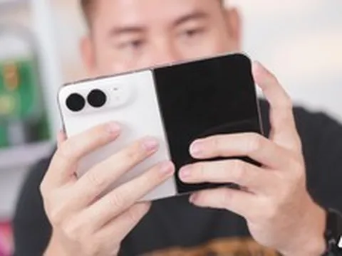 Trên tay iPhone Duo bản thương mại chính hãng: Nếp gấp rõ dần, giá từ 64,99 triệu đồng