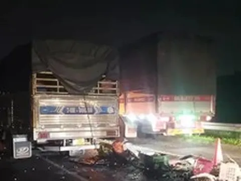 Xe tải và xe đầu kéo đâm nhau trên cao tốc Long Thành - Dầu Giây