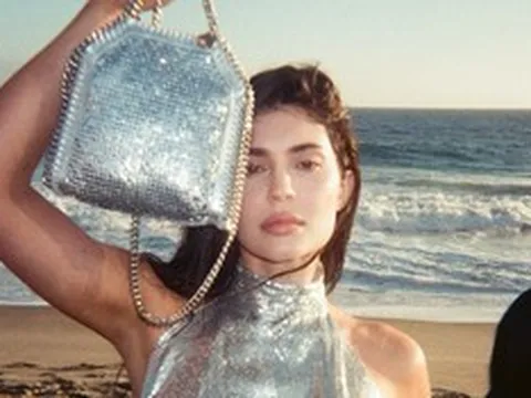 Kylie Jenner gây tranh cãi khi diện thiết kế đắt giá của Victoria’s Secret