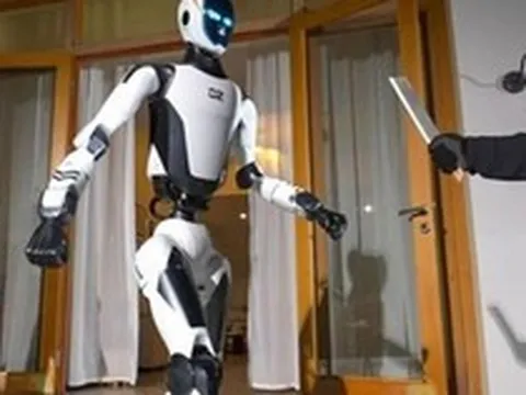 Robot hộ vệ gây chú ý với màn tước dao, nâng ô tô giải cứu người