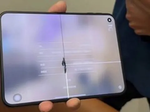 iPhone Duo bị nứt, sọc màn hình bất thường