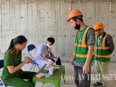 Công an kiểm tra 120 công nhân ngay tại công trường