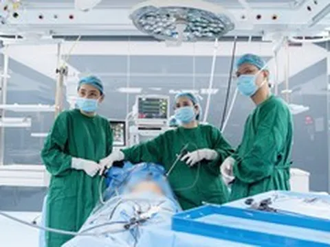 Nhập viện vì viêm dạ dày, người phụ nữ bất ngờ phát hiện 2 khối u "ẩn mình" ở buồng trứng