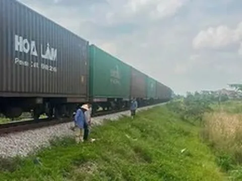 Chạy xe máy băng qua đường sắt, người phụ nữ bị tàu tông tử vong
