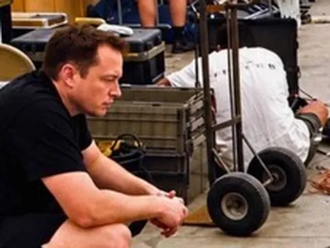 Khi bạn nghĩ đến việc bỏ cuộc, hãy nhớ đến bức ảnh này của Elon Musk năm 2006