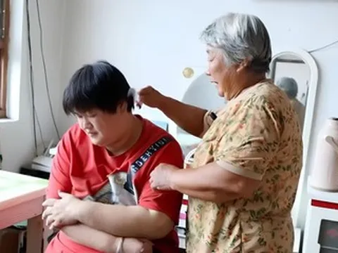 Con dâu sống thực vật sau cưới 1 tháng, mẹ chồng yêu thương, chăm sóc suốt 17 năm