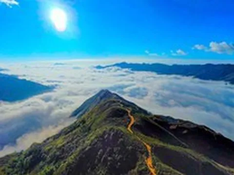Việt Nam sở hữu một "sống lưng khủng long" tại điểm đến du lịch mới nổi hàng đầu châu Á với khí hậu mát mẻ quanh năm, hút khách nhờ biển mây và núi rừng hùng vĩ