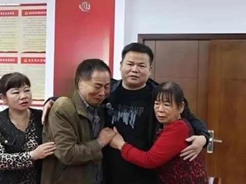 37 năm rong ruổi tìm con mất tích, vợ chồng già bật khóc ngày đoàn tụ