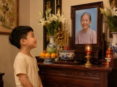 Bà nội qua đời, cháu trai chẳng rơi một giọt nước mắt còn cười trước di ảnh, ai nấy lặng người khi biết lý do