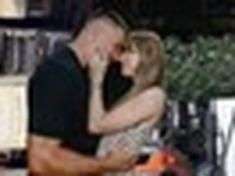 Taylor Swift đốt bỏ 11 xe tải đồ trang trí sau đám cưới thế kỷ 775 tỷ đồng?