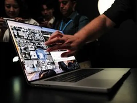 Đây là MacBook Pro cảm ứng: Màn OLED đen sâu, Dynamic Island lên Mac kích thước siêu nhỏ
