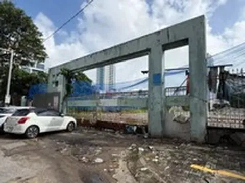 Ngập rác thải quanh sân vận động Chi Lăng sau 7 lần đấu giá bất thành
