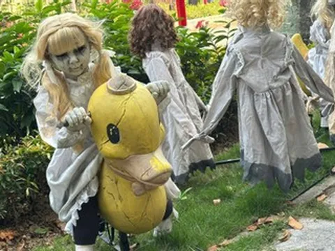 Rùng mình trang trí Halloween ở Hà Nội, tiểu thương Hàng Mã lý giải bất thường