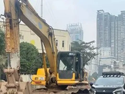 Xe cộ luồn lách giữa công trường Vành đai 2,5 Hà Nội
