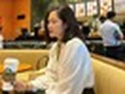 Nữ nghệ sĩ Việt sang châu Âu sống: "Nhìn hai ông bà lụm khụm dắt tay nhau đi mà tôi tự thấy ray rứt"